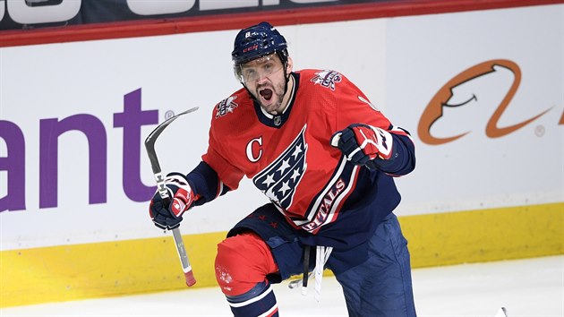Alexandr Ovekin z Washington Capitals oslavuje svj 718. gl v NHL.