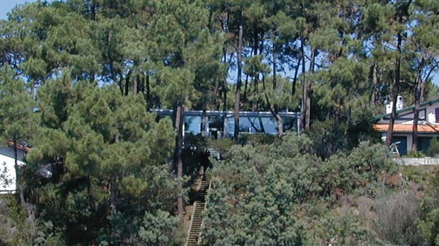 Lacaton & Vassal: soukrom rezidence ve francouzskm Cap Ferret (1998) byla postavena na nezastavnm pozemku podl zlivu Arcachon s clem minimlnho naruen prodnho prosted.