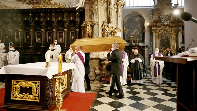 V jezuitskm kostele Nanebevzet Panny Marie se konalo rozlouen s farem Frantikem Lznou. Mi svatou celebroval Dominik Duka.