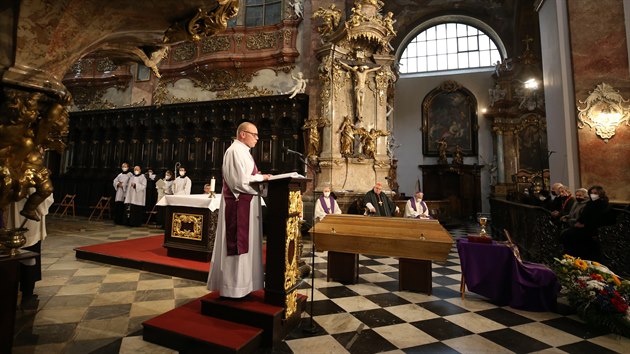 V jezuitskm kostele Nanebevzet Panny Marie se konalo rozlouen s farem Frantikem Lznou. Mi svatou celebroval Dominik Duka.