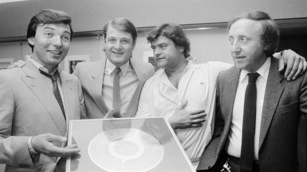 Karel Gott, Ladislav taidl, Karel Svoboda a Felix Slovek na udlen Zlat desky Supraphonu Karlu Gottovi (Praha, 2. z 1983)