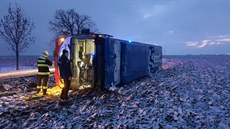Autobus na Kladensku skončil na boku mimo silnici. Nehoda se obešla bez... Autobus na Kladensku skončil na boku mimo silnici. Nehoda se obešla bez...