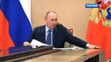 Putin chytil padající tužku Putin chytil padající tužku