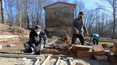 V Pomezné na Chebsku začala obnova chléva. Ta je největší částí obnovy statku,... V Pomezné na Chebsku začala obnova chléva. Ta je největší částí obnovy statku,...