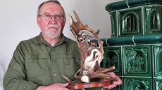 Miroslav Třmínek vyřezává ozdobné prvky z paroží, kostí a dalších materiálů. Miroslav Třmínek vyřezává ozdobné prvky z paroží, kostí a dalších materiálů.