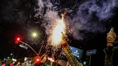 Američané v Los Angeles slaví vítězství Joea Bidena ve volbách. (7. listopadu... Američané v Los Angeles slaví vítězství Joea Bidena ve volbách. (7. listopadu...
