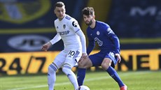 Ezgjan Alioski z Leedsu (vlevo) a Christian Pulisic z Chelsea sledují balon. Ezgjan Alioski z Leedsu (vlevo) a Christian Pulisic z Chelsea sledují balon.