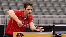 Stolní tenista Lubomír Jančařík se chystá na bekhend v utkání olympijské... Stolní tenista Lubomír Jančařík se chystá na bekhend v utkání olympijské...