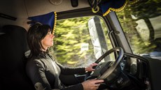 Marcela Dvořáková za volantem svého sypače Mercedes Arocs Marcela Dvořáková za volantem svého sypače Mercedes Arocs