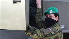 Romana Radostová při kurzu k získání osvědčení řízení vozidel ozbrojených sil... Romana Radostová při kurzu k získání osvědčení řízení vozidel ozbrojených sil...