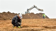 Archeologové při vykopávkách v místě stavby dálnice v Babicích. (4.3. 2021) Archeologové při vykopávkách v místě stavby dálnice v Babicích. (4.3. 2021)