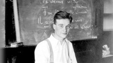 Harry Rée byl jistojistě jedním z těch, které šatila paní Pulverová. V roce... Harry Rée byl jistojistě jedním z těch, které šatila paní Pulverová. V roce...