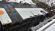 Autobus se zřítil z mostu do koryta řeky Smědé. Autobus se zřítil z mostu do koryta řeky Smědé.