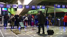 Francouzi opouští Paříž předtím, než začne platit čtyřtýdenní uzávěra města.... Francouzi opouští Paříž předtím, než začne platit čtyřtýdenní uzávěra města....