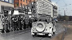 Nmetí obyvatelé Brna vítají ped hlavním nádraím konvoj doprovázející Adolfa...
