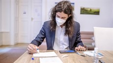 Poslanci se začali sami testovat antigenními testy, které by se měly používat... Poslanci se začali sami testovat antigenními testy, které by se měly používat...