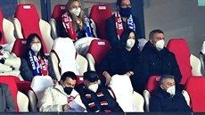 Hradní kancléř Vratislav Mynář (zcela vpravo v druhé řadě) na tribuně v utkání... Hradní kancléř Vratislav Mynář (zcela vpravo v druhé řadě) na tribuně v utkání...