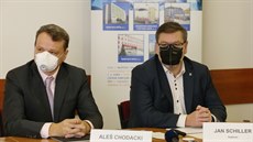 Vlevo odvolaný ředitel KZ Aleš Chodacki, vpravo Ústecký hejtman Jan Schiller (ANO). Vlevo odvolaný ředitel KZ Aleš Chodacki, vpravo Ústecký hejtman Jan Schiller (ANO).