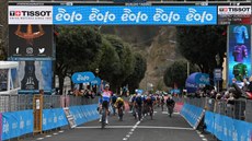 Mathieu van der Poel slaví triumf ve 3. etapě Tirrena-Adriatika. Mathieu van der Poel slaví triumf ve 3. etapě Tirrena-Adriatika.