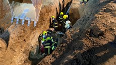 Hasiči vyprošťovali muže z hlubokého výkopu. Hasiči vyprošťovali muže z hlubokého výkopu.