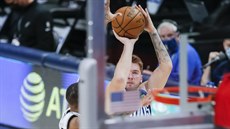 Luka Dončič z Dallasu pálí na koš San Antonia. Luka Dončič z Dallasu pálí na koš San Antonia.
