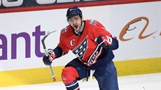 Alexandr Ovekin z Washington Capitals oslavuje svj 718. gól v NHL.