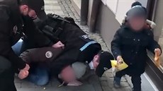 Strážníci zaklekli muže bez roušky před jeho synem Strážníci zaklekli muže bez roušky před jeho synem