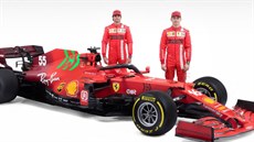 Carlos Sainz Junior (vlevo) a Charles Leclerc u nového vozu Ferrari pro sezonu... Carlos Sainz Junior (vlevo) a Charles Leclerc u nového vozu Ferrari pro sezonu...