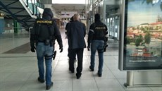 Z letiště putoval uprchlík rovnou do vězení. Z letiště putoval uprchlík rovnou do vězení.