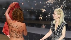 Herečka Corinne Masiero se svlékla při udílené Césarů Herečka Corinne Masiero se svlékla při udílené Césarů