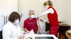 Očkování proti koronaviru zajišťují i zdravotníci – dobrovolníci Českého... Očkování proti koronaviru zajišťují i zdravotníci – dobrovolníci Českého...