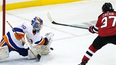 Pavel Zacha z New Jersey nepřekonal Ilju Sorokina z New York Islanders. Pavel Zacha z New Jersey nepřekonal Ilju Sorokina z New York Islanders.