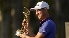 Justin Thomas slaví titul na The Players Championship. Justin Thomas slaví titul na The Players Championship.