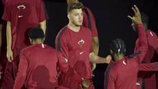 Meyers Leonard (uprostřed) ještě jako hráč Miami Heat Meyers Leonard (uprostřed) ještě jako hráč Miami Heat