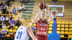 Julia Reisingerová z Girony střílí na koš Salamanky. Julia Reisingerová z Girony střílí na koš Salamanky.
