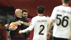 NEDÁM! Stefano Pioli, trenér fotbalistů AC Milán, se „pere“ o balon s... NEDÁM! Stefano Pioli, trenér fotbalistů AC Milán, se „pere“ o balon s...