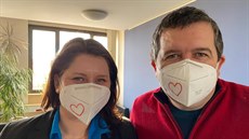 S fotkou namalovaného srdíčka na svém respirátoru se připojili do iniciativy... S fotkou namalovaného srdíčka na svém respirátoru se připojili do iniciativy...