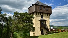 Nejprve se stabilizovala Karlovarská věž, opravilo se zdivo a následně věž... Nejprve se stabilizovala Karlovarská věž, opravilo se zdivo a následně věž...