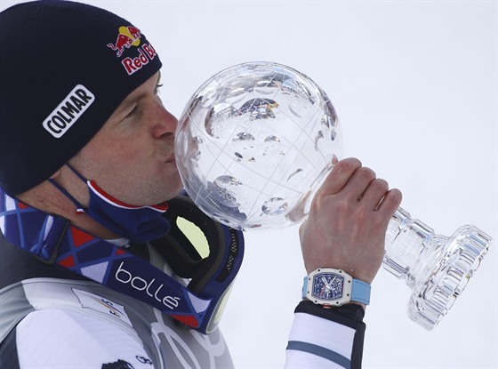 Alexis Pinturault slaví s kiálovým glóbem po vítzství v obím slalomu v...
