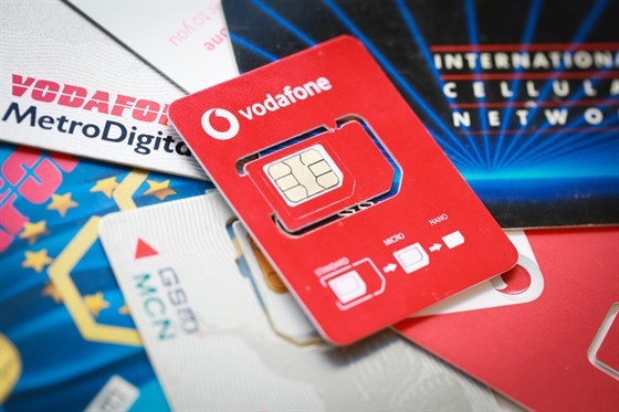 Vodafone zmenil plastový nosi SIM na polovinu pvodní velikosti platební...