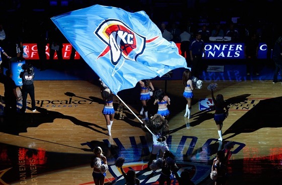 Vlajku Oklahoma City Thunder by v letech pítích mli pozvednout noví...
