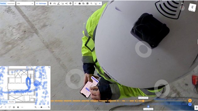 Terénní pracovník během pořizování záběrů na 360° kameru (kamera připevněna na... Terénní pracovník během pořizování záběrů na 360° kameru (kamera připevněna na...
