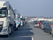 Srážka dodávky s cisternou na 1. kilometru D8 ve směru na Prahu. Kolona před... Srážka dodávky s cisternou na 1. kilometru D8 ve směru na Prahu. Kolona před...