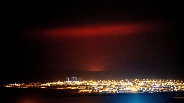 Na Islandu pobl Reykjavku vybuchl vulkn. Erupci sopky Fagradalsfjall vdci oekvali po nkolika zemtesench (20. bezna 2021)