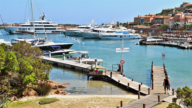 Přístav v Porto Cervo na Smaragdovém pobřeží dýchá luxusem.