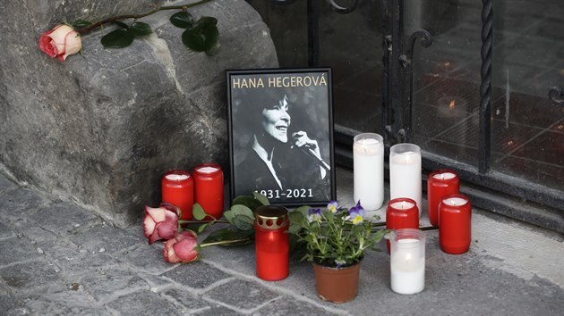 Pietn msto zpvaky Hany Hegerov v Praze na Staromstskm nmst (24. bezna 2021)