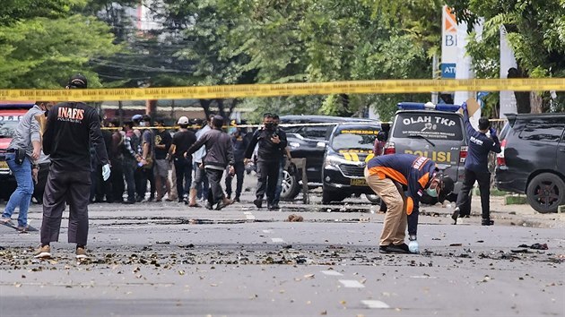 Dva sebevraedn atenttnci zatoili u kostela v indonskm mst Makassar. (28. bezna 2021)