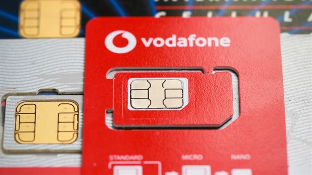 Vodafone zmenil plastov nosi SIM na polovinu pvodn rozmru velikosti platebn karty.