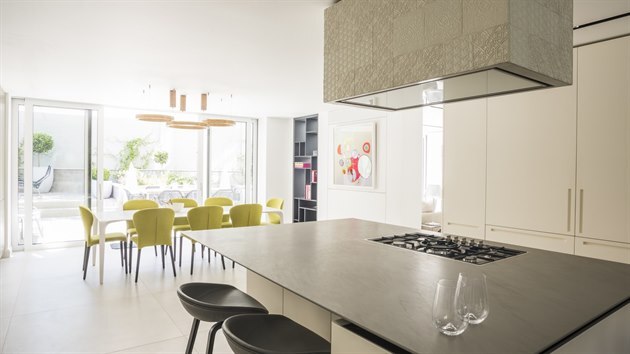 Srdcem prostoru je modern kuchyn Boffi. Ve snenm pzem architekti pouili betonovou podlahu.