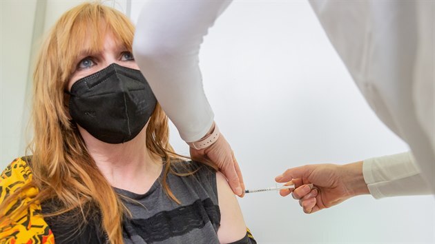 Do očkovacího centra v Rychnově nad Kněžnou už přicházejí první objednaní zájemci o vakcínu (23. 3. 2021).